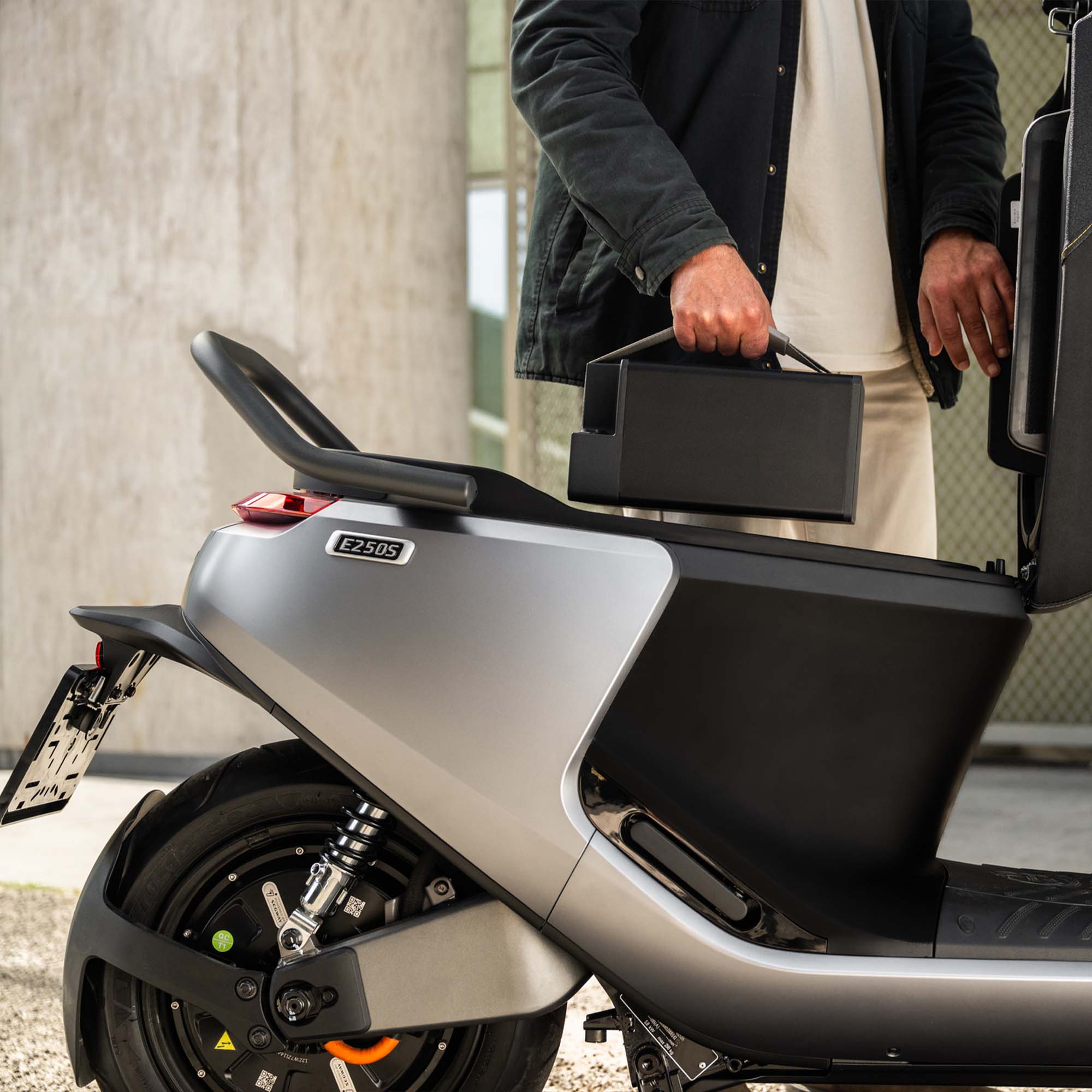 Segway Ninebot E250S 90 km/h E-Scooter E-Roller in Matt Silver Gray Silber Grau bei escoomo in Berlin erhältlich