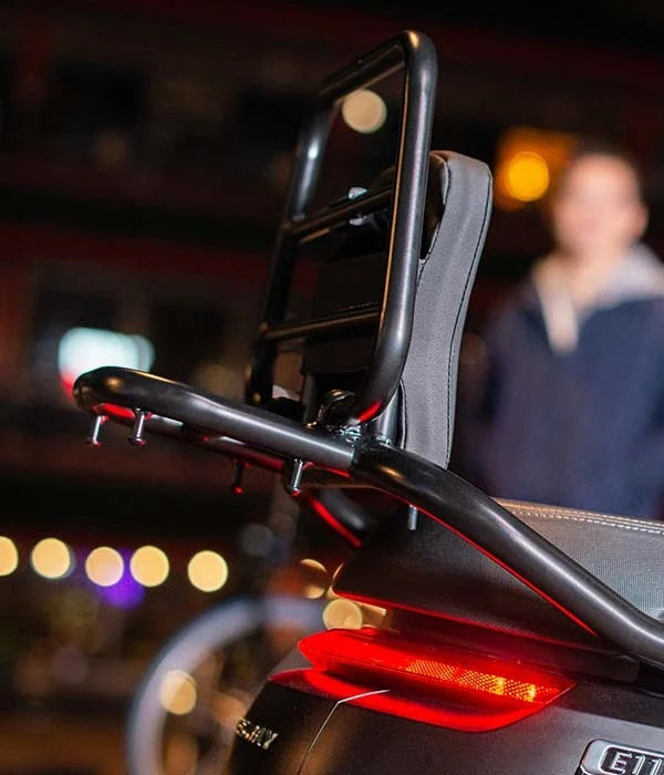 Segway Gepäckträger im eingeklappten Zustand, platzsparend zusammengefaltet schwarz AC.50.0000.17 für E300SE, E250S, E150S, E125S, E110S, E110SE